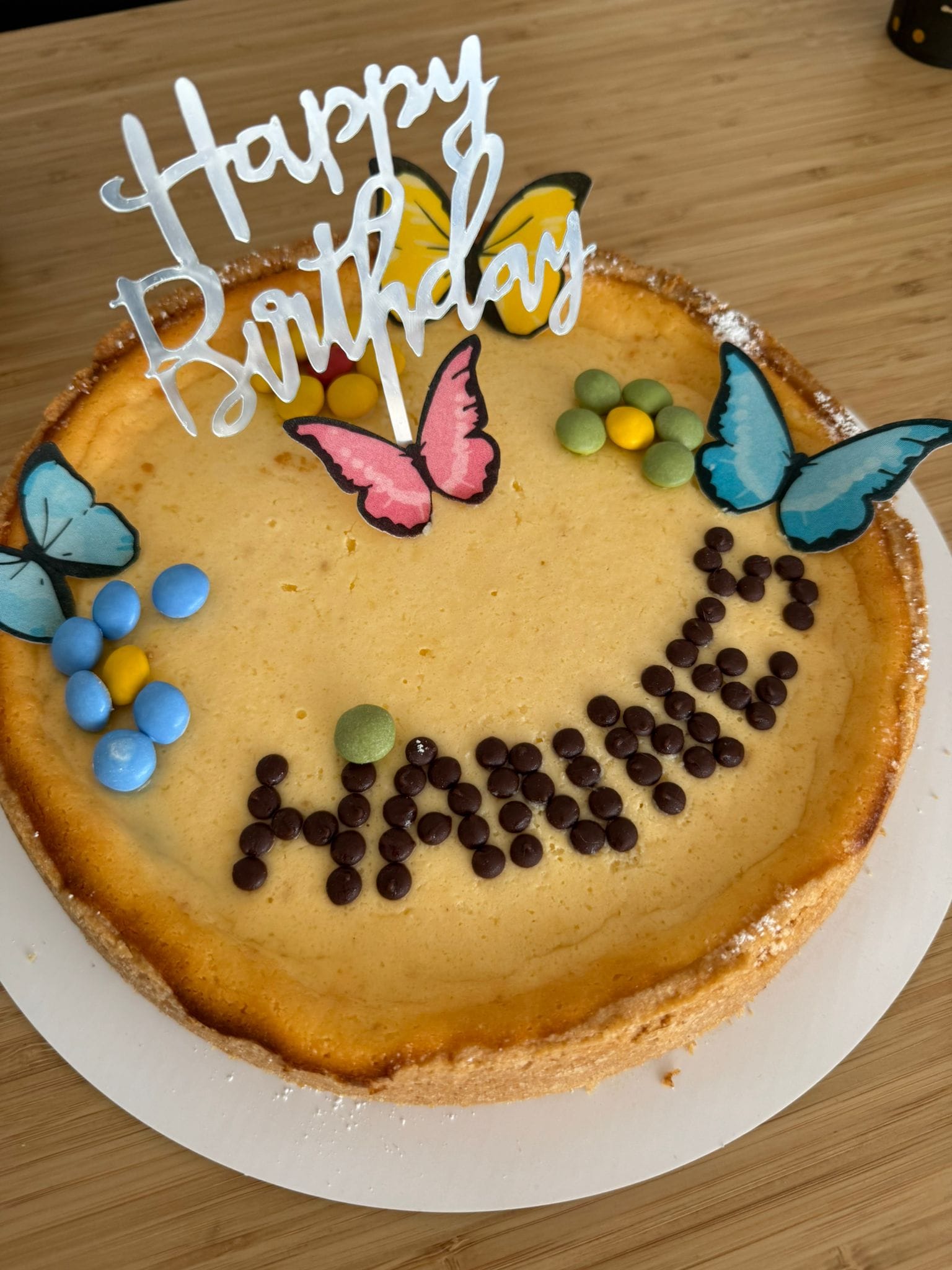 Käsekuchen mit Happy Birthday Caketopper